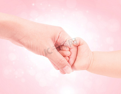 宝宝手牵手的爱与粉红闪光背景 9-12 个月