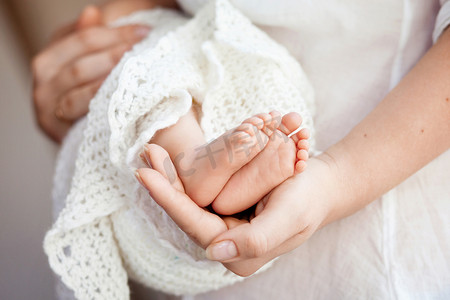 宝宝脚在母亲的手中。小初生婴儿的脚上女性 Sh