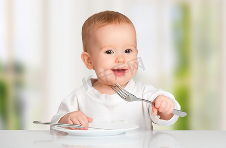 礼遇双旦摄影照片_有趣的婴儿用刀叉吃的食物