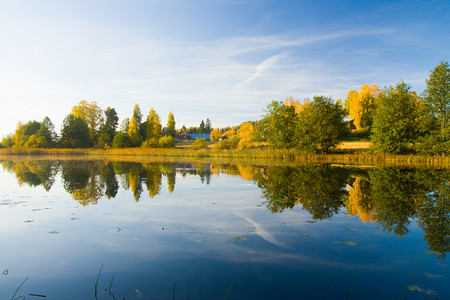 宁静的秋天水景美丽的颜色