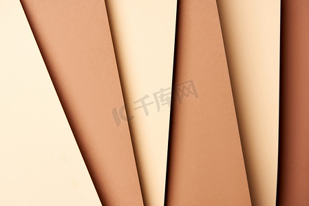 米色和褐色色调重叠纸的图案