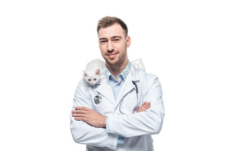 贪吃的小猫咪摄影照片_微笑的男性兽医与小猫隔绝在白色背景上