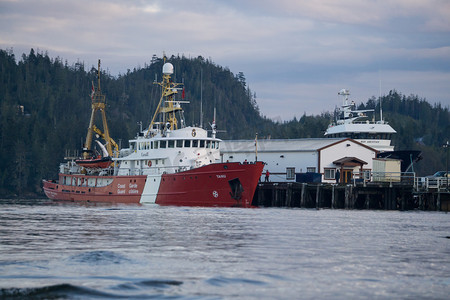 2017年9月摄影照片_哈迪港, 温哥华岛, 不列颠哥伦比亚, 加拿大-2017年11月9日-海岸警卫队船在多云的傍晚准备出发.