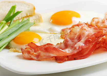 咸肉摄影照片_传统早餐加咸肉和煎蛋