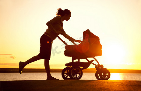 婴儿小推车摄影照片_母亲与婴儿小推车