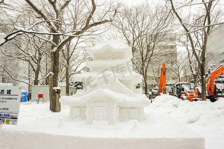 Supporo, 北海道, 日本 2018年2月12日: 由雪制成的日本寺庙。2018在大通公园的雪节比赛中的小雪花雕塑之一.