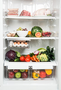 冰箱充满了新鲜水果、 蔬菜和肉食健康选项