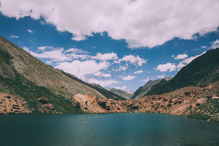 宁静湖面摄影照片_印度喜马拉雅地区的宁静湖泊和雄伟山脉的美丽景观