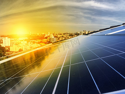 可持续资源摄影照片_太阳能光伏发电厂屋顶上的阳光明媚的一天-可持续资源的能源概念.