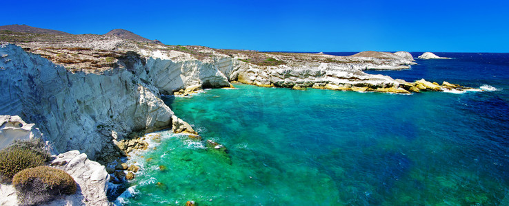 美丽的小岛米洛斯，希腊，岩石景观与 torcuoise 水域