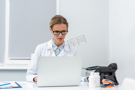 女医生使用的便携式计算机