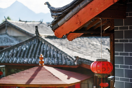 黑瓦红墙摄影照片_红灯笼装饰的中国传统黑瓦屋顶