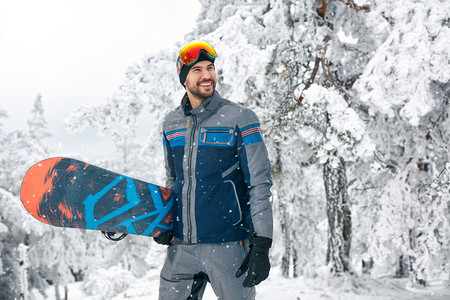 合身摄影照片_微笑控股董事会的滑雪板滑雪