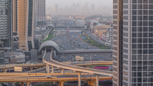迪拜市区天际线夜至日过渡 timelapse 和酋长扎耶德路路通 , 阿联酋。从摩天大楼屋顶鸟瞰的现代塔楼和地铁线