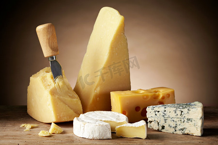 奶酪背景摄影照片_各种类型的奶酪