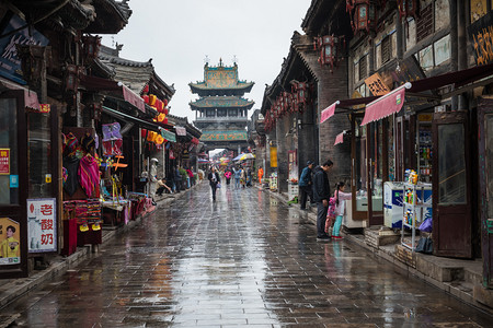 中国平遥-2018年5月21日: 中国中部的平遥古城、亚洲的游客和当地居民。雨天.