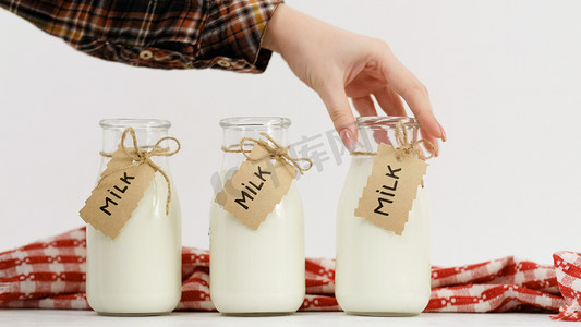 organic摄影照片_fresh milk bottles assortment markets