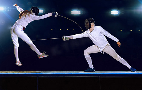 战斗摄影照片_两名击剑运动员在职业体育竞技场上战斗