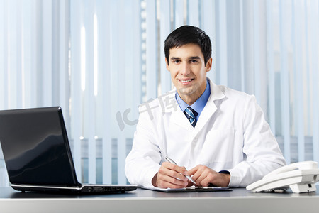 成功的医生与便携式计算机，在办公室
