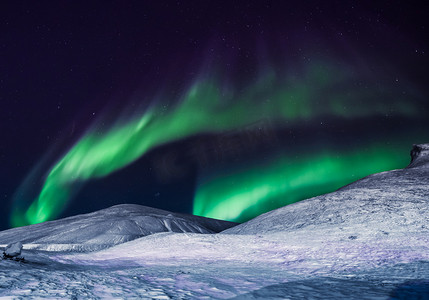 极地北极北极光在挪威斯瓦尔巴特的天空之星在朗伊尔城市的月亮山脉