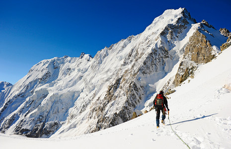 登山者到达山山顶