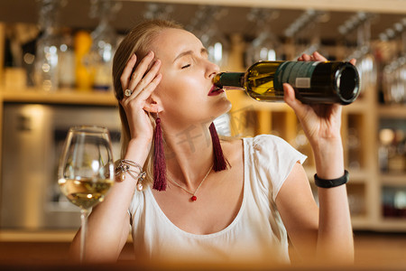 酗酒的年轻妇女遭受酒精成瘾