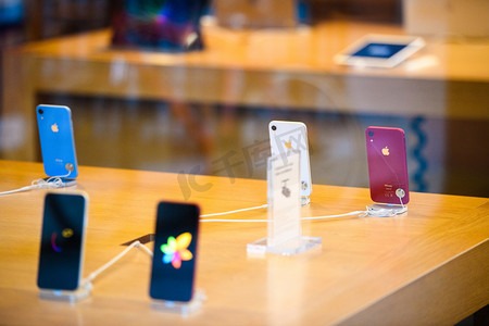 iphone三视图摄影照片_法国斯特拉斯堡--2018年10月26日: 推出日苹果商店电脑最新红色和蓝色 iphone xr 智能手机的英雄对象--从街头观看