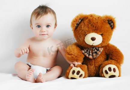 拥抱幸福的小熊摄影照片_男孩和熊