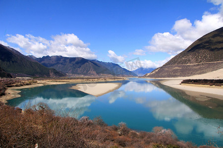 雅鲁藏布江的全景