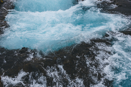 冷静角摄影照片_冰岛布鲁阿拉河上美丽的布鲁阿福斯瀑布的高角景观