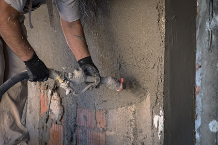 建筑工人应用水泥石膏 