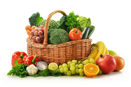 verdura摄影照片_柳条筐中的蔬菜和水果成分被分离出来