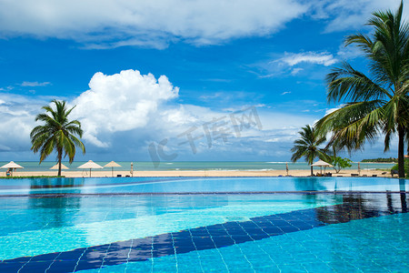 豪华酒店游泳池, 棕榈树, 蓝天, 白云.