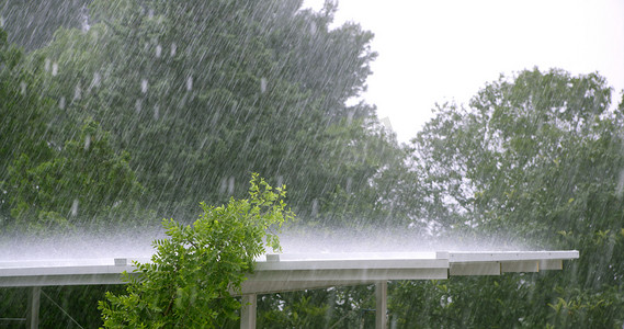 暴雨摄影照片_在白色的屋顶在飓风风暴雨