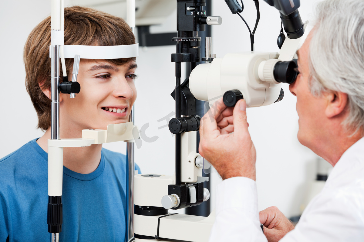 年轻眼科医生执行视野测试与先进的设备图片下载 - 觅知网