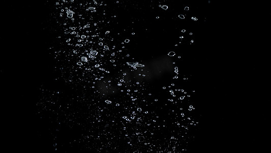 近距离图像的苏打水溅在水中的许多小气泡, 使其感觉像清新和黑色的背景 