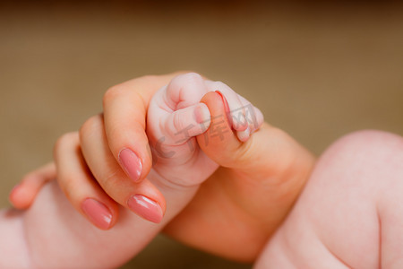 刚出生的婴儿的手母亲的手指