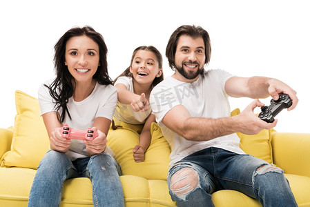 快乐的家庭玩视频游戏一起孤立的白色