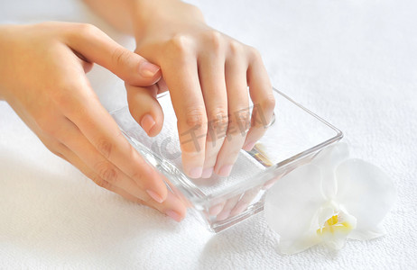 女人的手在玻璃碗里用白毛巾上的水