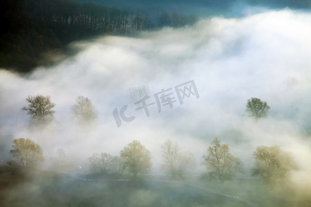 国庆节10.1摄影照片_多雾的风景