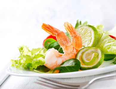 料理菜单摄影照片_大虾沙拉。与混杂的绿色和西红柿健康虾沙拉