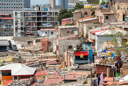 贫民窟摄影照片_罗安达安哥拉城市景观, 贫民窟和首都安哥拉的高层建筑。罗安达在西非的昂贵的城市。贫困社区