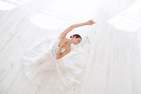 白衣女芭蕾舞演员.