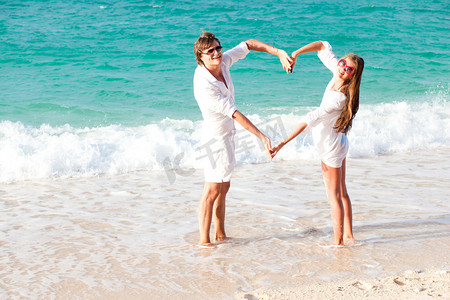 关于公司摄影照片_年轻快乐的夫妻热带海滩上很开心。蜜月