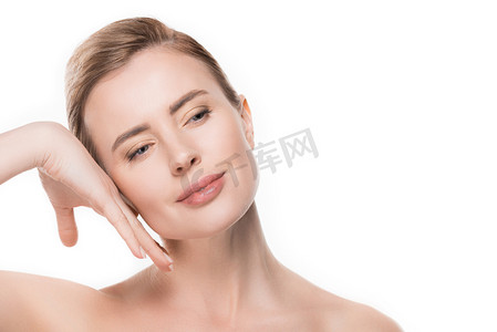 女性用干净的皮肤触碰自己的面孔在白色被隔绝了