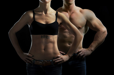 男人和一个女人在健身房里