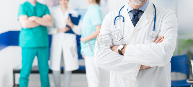工作的人摄影照片_在医院工作的专业医疗队和自信的医生摆出双臂交叉的前景
