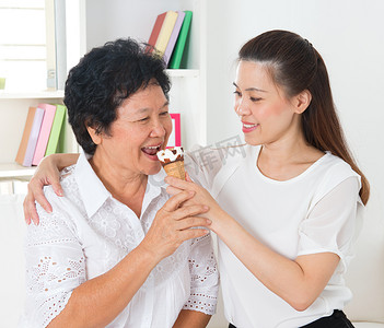 妇女吃冰激淋