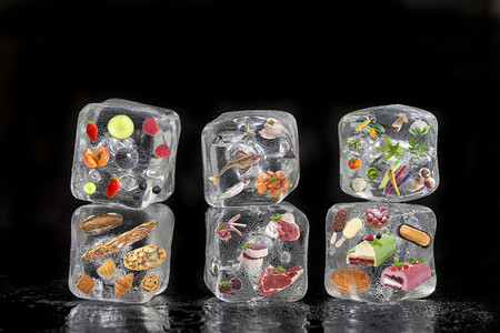 水果蔬菜摄影照片_冷冻产品的概念: 水果, 蔬菜, fishs, 肉类, 香料草药, 糕点, 在黑色背景冰块内冻结