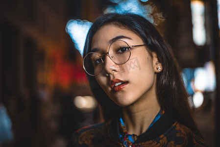 夜店光摄影照片_美丽的亚洲日本女孩街道肖像